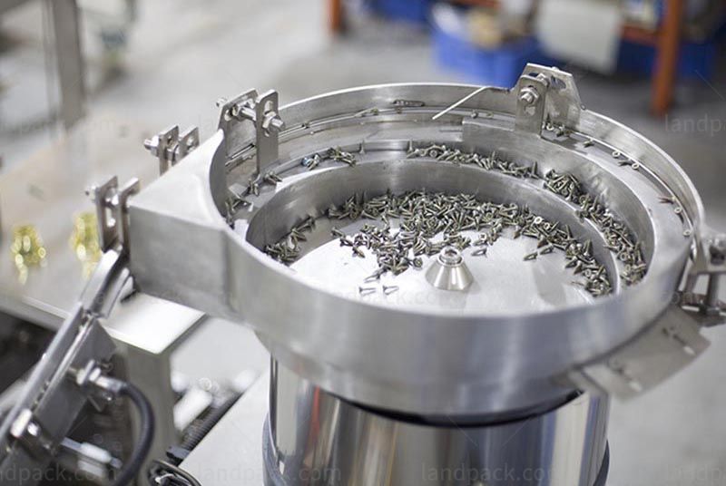 Screw outlet packaging machine