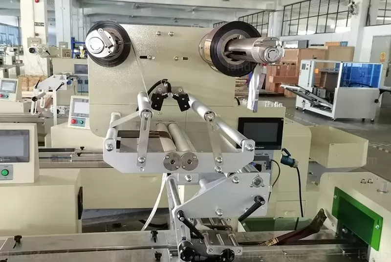 flow wrapper packaging machine