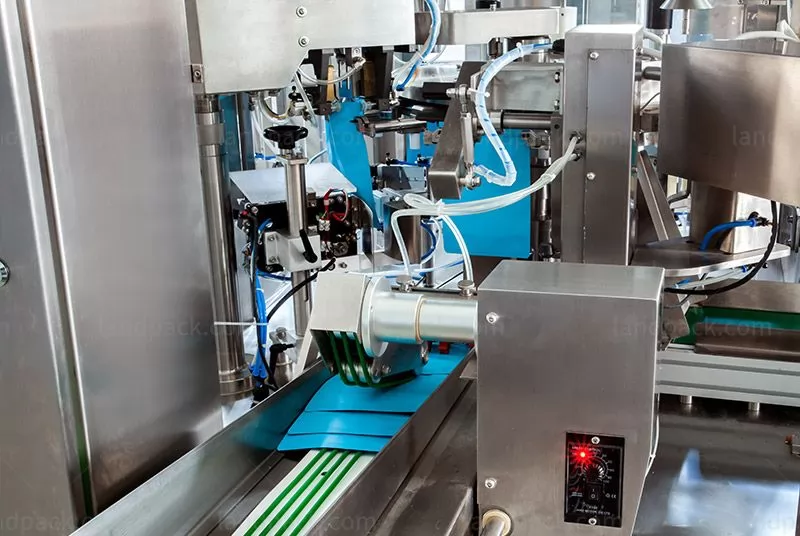 nuts packing machine