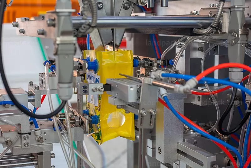 snacks packing machine snacks packing machine