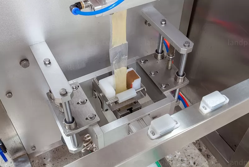 sachet filling and sealing machine