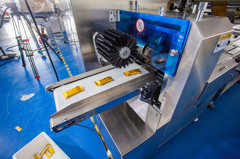 High Speed Chocolate Bar 1 2 Horizontal Flow Feeding Packing Machine Line
