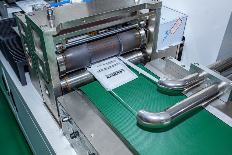 Fully Automatic Four Side Sealing Horizontal Packaging Machine